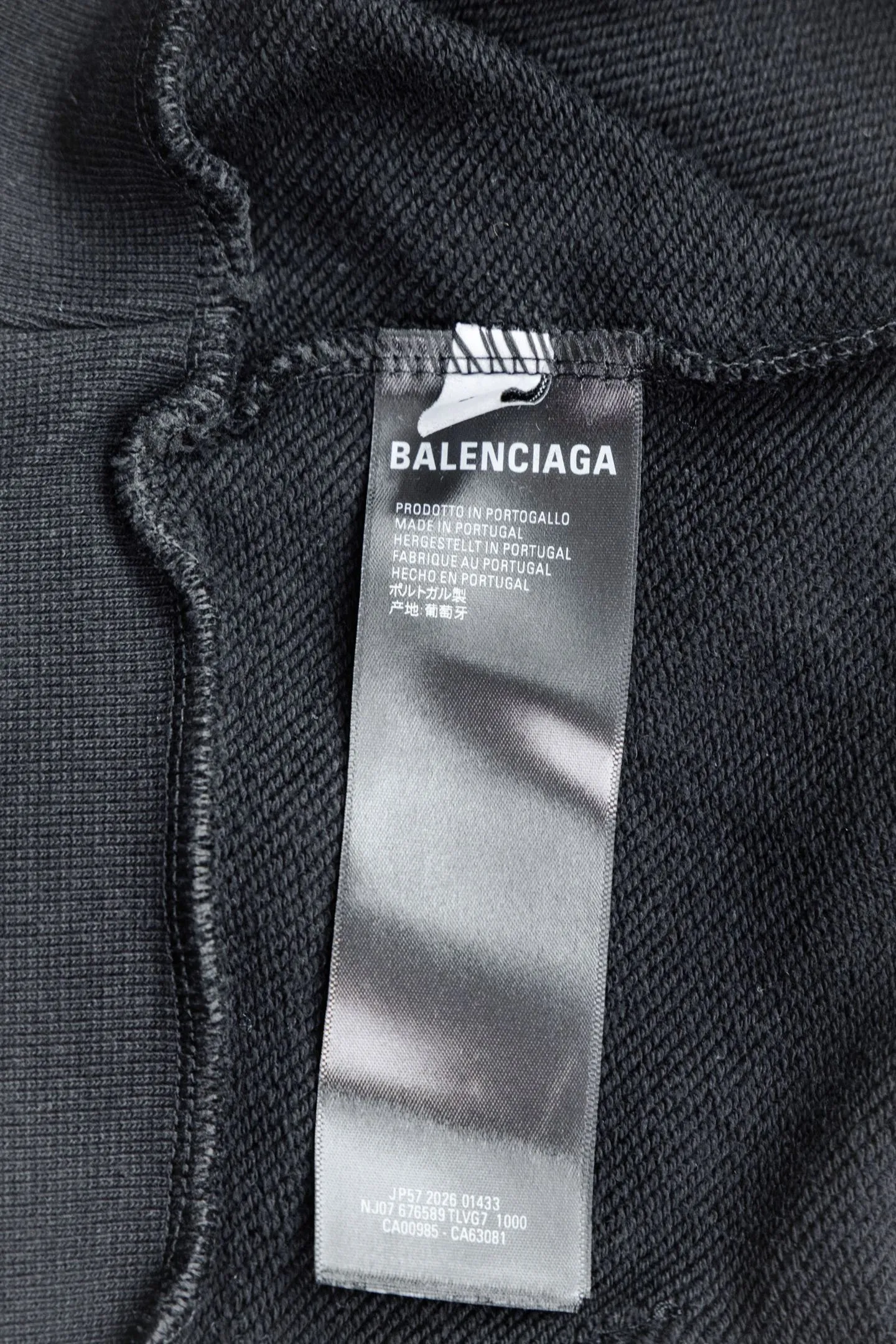 Style number: 5319#p154 🆕 BALENCIAGA 26SS Balenciaga printed embroidered hooded sweatshirt. The os version is really charming. Balenciaga is also really unique. Each new season’s version is the best. It is very practical and can be worn casually✔️ - ⚠️100% cotton. Made of 460g pure cotton reactive black fabric. Made of imported knitting needle carded cotton, the thickness is moderate, drapey and contoured, making the upper body comfortable! ! It is very tolerant to fat body types and can instantly lose five pounds after wearing it! The front and back cuffs are made of direct-injection digital printing environmentally friendly glue material, using a mechanized printing process. Mechanical printing has high precision, the positioning accuracy can reach ±0.02mm, and the quality stability is strong. The front panel #embroidery printing elements# The matte line embroidery adopts imported Tajima high-density heavy embroidery technology. The fonts are three-dimensional and full. The fabric is made of custom-woven and dyed reactive black. The dye is soft and comfortable to the skin. It is different from the environmentally friendly black on the market. High cost. No increase in cost. In the past two years, the oversize version has become the focus of the trend. It has also been a popular staple in the past two years. The change of designers has made this brand an instant hit. The progressive fashion of the era also needs the blood impact of fresh elements and trendy designs to continue its glory! It’s stylish both inside and outside, a must-have for high street travel! An absolute "eye-catching style" that can match couples 💏 Color: Reactive Black Size: XS S M L